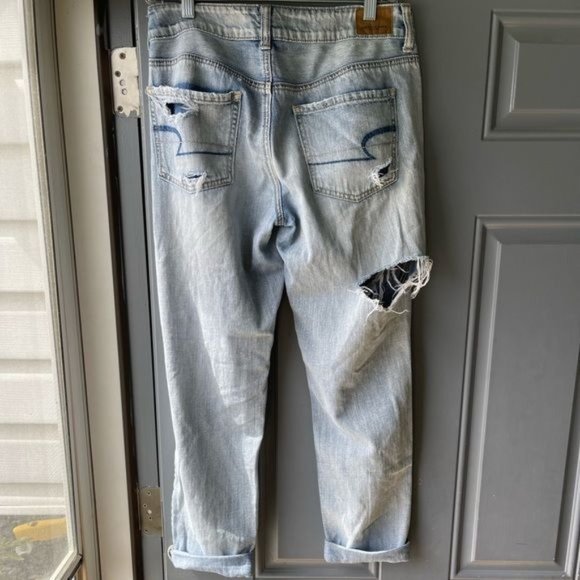 American Eagle Super Distressed Tomgirl jeans sz 4 regular - Picture 3 of 6